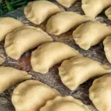 Gotowe do lepienia pierogi z jajkiem i olejem. Idealne na obiad lub kolację.