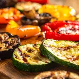 Lekkie menu na grilla: czym zastąpić ciężkie dania z rusztu?