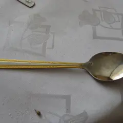 Elegancka łyżeczka z ozdobnym złotym rantem. Zastanawiasz się, ile ml ma mała łyżeczka? Zwykle ok. 5 ml.