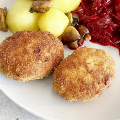 Pyszne kotleciki mielone z indyka, idealne na obiad. Podane z ziemniakami, grzybami i buraczkami. Przepis na mielone z indyka wart wypróbowania!