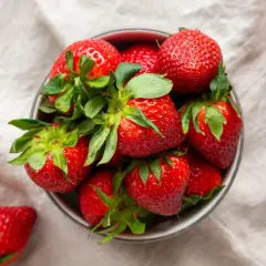 Ile kalorii mają truskawki? Zaskakująco niski wynik w 1 kg owoców!