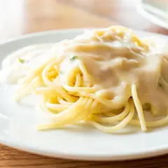 Pyszny makaron spaghetti polany kremowym, serowym sosem. Idealny przepis na sos serowy do makaronu, który zachwyci każdego.