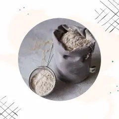 Mąka w woreczku i sitku. Zastanawiasz się, ile gram ma łyżka do zupy?