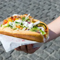 Pyszny kebab z kurczakiem w tortilli, pełen warzyw i sera. Zastanawiasz się, ile kalorii ma mały kebab z kurczakiem w tortilli?