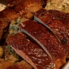 Gęś Ania gotuje. Pyszna, pieczona gęś z chrupiącą skórką i aromatycznym farszem, pokrojona na kawałki.