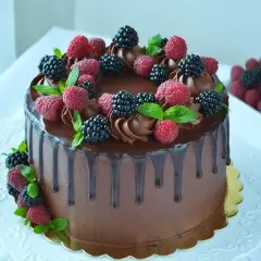 Tort drip cake dla chłopca - pomysły na wyjątkowe dekoracje i motywy