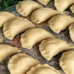 Gotowe do lepienia pierogi z jajkiem i olejem. Idealne na obiad lub kolację.
