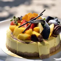 Jak udekorować tort dla chłopca? Kolorowy tort z mango, truskawkami i czekoladą, idealny na przyjęcie.