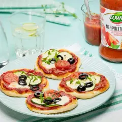 Pizzerinki z gotowego ciasta do pizzy, z sosem Łowicz i świeżymi dodatkami. Idealne na szybką przekąskę.