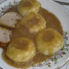 Kluseczki śląskie w sosie pieczeniowym, podane z pieczonym mięsem. To najprostszy sos do klusek śląskich, idealny na obiad.