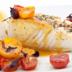 Soczysty halibut z pomidorkami koktajlowymi i cytryną. Idealny pomysł, jak przyrządzić halibuta na obiad.