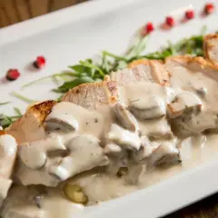 Kawałki kurczaka w kremowym sosie pieczarkowym, z dodatkiem ziół. Idealne jakie przyprawy do sosu pieczarkowego?