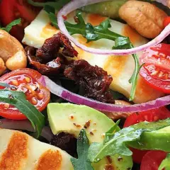 Najlepsza sałatka z serem halloumi i suszonymi pomidorami: przepis krok po kroku