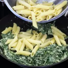 Prosty przepis na wegański makaron ze szpinakiem - szybkie i kremowe danie