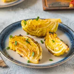 Pieczona kapusta w piekarniku, idealna na obiad. Ten prosty przepis na pieczoną kapustę zachwyci każdego.