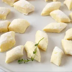 Pulchne kopytka, gotowe do podania. Idealne na obiad, zgodnie z przepisem na pulchne kopytka.