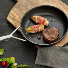 Patelnia tytanowa czy granitowa – która lepsza dla Twojej kuchni?