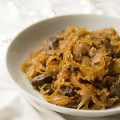 Kapusta z grzybami, czyli przepis babci na wigilijną potrawę. Aromatyczna i sycąca.