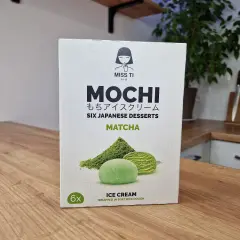 Pudełko lodów mochi matcha Miss Ti. Zastanawiasz się, ile kosztuje mochi w Żabce? To sześć japońskich deserów w miękkim cieście ryżowym.