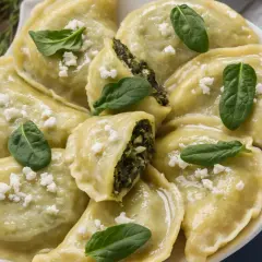 Pyszne pierogi ze szpinakiem i serem feta, które przygotowała Ania. Idealne na obiad!