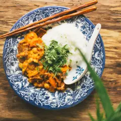 Pyszne curry z ciecierzycą i batatami, podane z ryżem. Idealna alternatywa, co zamiast czerwonej pasty curry.
