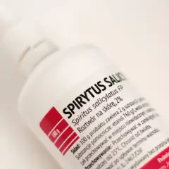 Biała butelka z etykietą "SPIRYTUS SALICYLATUS FP". Etykieta zawiera informacje o składzie, np. ile waży litr spirytusu.