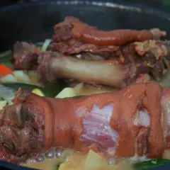 Golonka w wywarze z warzywami. Wywar po golonce to baza do pysznych zup i sosów.