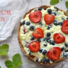 Tarta fit z owocami: Zdrowy deser dla dbających o linię
