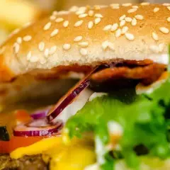 Burger wołowy z frytkami: Ile kalorii naprawdę jesz? Szokujące liczby!