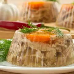 Jak zrobić soczysty schab w galarecie? Oto przepis na pyszne danie z mięsem, marchewką i ziołami.