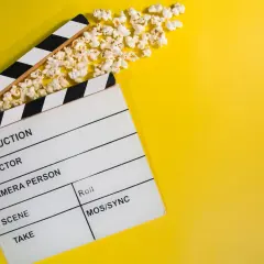 Kamera, akcja! Popcorn w piekarniku gotowy na filmowy wieczór.