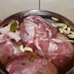 Mięso w zalewie z czosnkiem i przyprawami. Szukasz informacji, ile peklosoli na litr wody tabela?