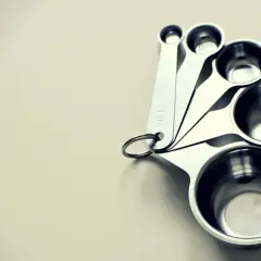Zestaw metalowych miarek kuchennych, od najmniejszej do największej. Pomogą Ci odmierzyć, ile waży łyżka cukru.