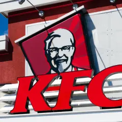 Logo KFC z wizerunkiem pułkownika Sandersa. Zastanawiasz się, ile kcal ma zinger z KFC?