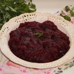 Pyszne, domowe buraczki z chrzanem, idealne jako dodatek do obiadu. Ten sprawdzony przepis na buraczki z chrzanem zachwyci każdego!