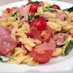Przepyszny makaron z rukolą i szynką parmeńską - łatwy przepis