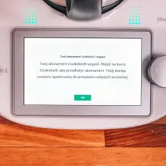 Komunikat na ekranie Thermomixa: "Twój abonament Cookidoo® wygasł. Wejdź na konto Cookidoo®, aby przedłużyć abonament." Zastanawiasz się, ile kosztuje abonament Thermomix?