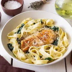 Szybki makaron z kurczakiem i szpinakiem, posypany parmezanem. Idealny na szybki obiad.