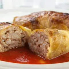 Gołąbki w sosie pomidorowym, idealne na szybki obiad. Mięso z ryżem w liściach kapusty, polane aromatycznym, szybkim sosem do gołąbków.
