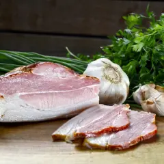 Wędzony boczek, czosnek i szczypiorek. Zastanawiasz się, ile parzyć boczki po wędzeniu?