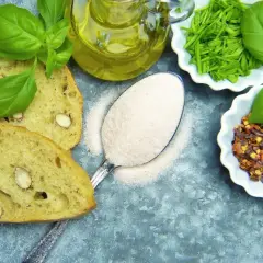 Łyżka różowej soli himalajskiej, chleb z migdałami, oliwa, bazylia, szczypiorek i płatki chili. Zastanawiasz się, ile gramów ma duża łyżka soli?