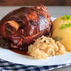 Przepis na soczystą golonkę pieczoną: Krok po kroku do idealnej golonki