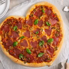 Walentynkowa blacha do pizzy w kształcie serca: przewodnik dla romantyków