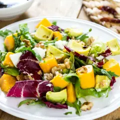 Jak zrobić najlepszą sałatkę z mango pomidorem i fetą: przepis krok po kroku