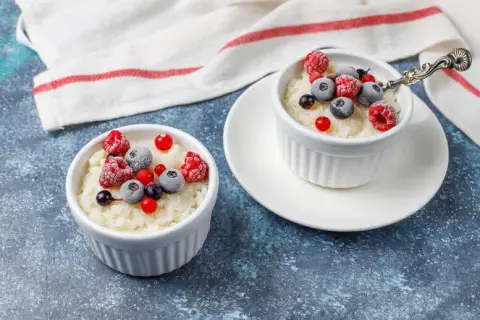 Czym się różni pudding od budyniu? Odkryj kluczowe różnice!