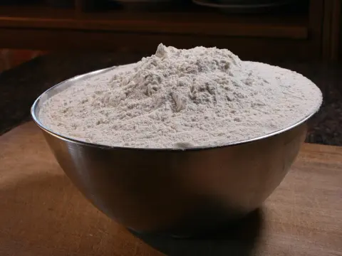Ile waży łyżka mąki? Praktyczny przelicznik bez wagi