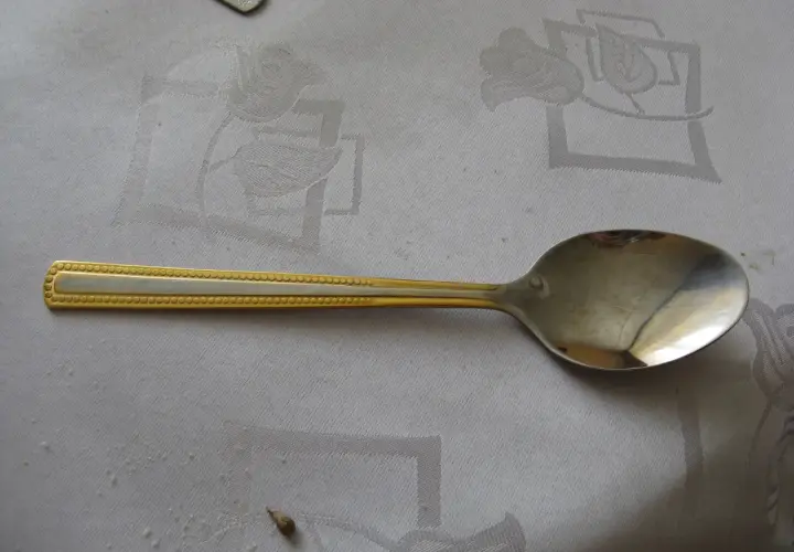 Elegancka łyżeczka z ozdobnym złotym rantem. Zastanawiasz się, ile ml ma mała łyżeczka? Zwykle ok. 5 ml.