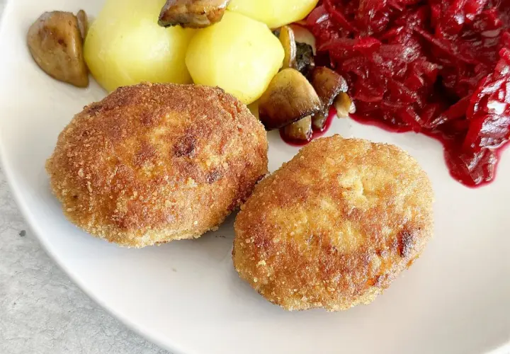 Pyszne kotleciki mielone z indyka, idealne na obiad. Podane z ziemniakami, grzybami i buraczkami. Przepis na mielone z indyka wart wypróbowania!