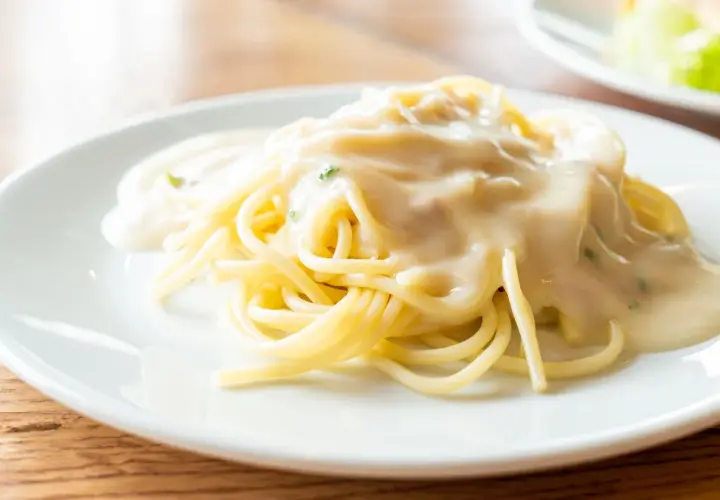 Pyszny makaron spaghetti polany kremowym, serowym sosem. Idealny przepis na sos serowy do makaronu, który zachwyci każdego.