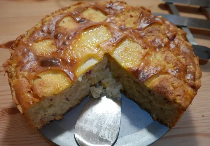 Apetyczna babka ziemniaczana z kawałkiem wyjętym łopatką. Idealna na obiad, a jak długo piec babkę ziemniaczaną? Zależy od piekarnika!